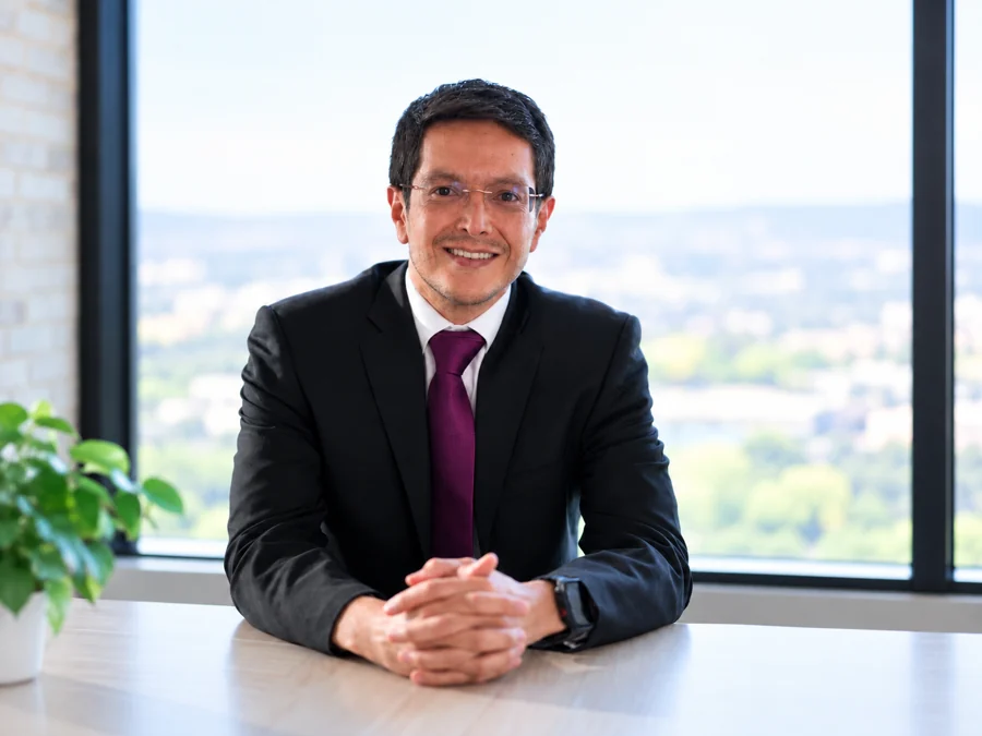 Dr. Juan David Linares en consulta de gastroenterología